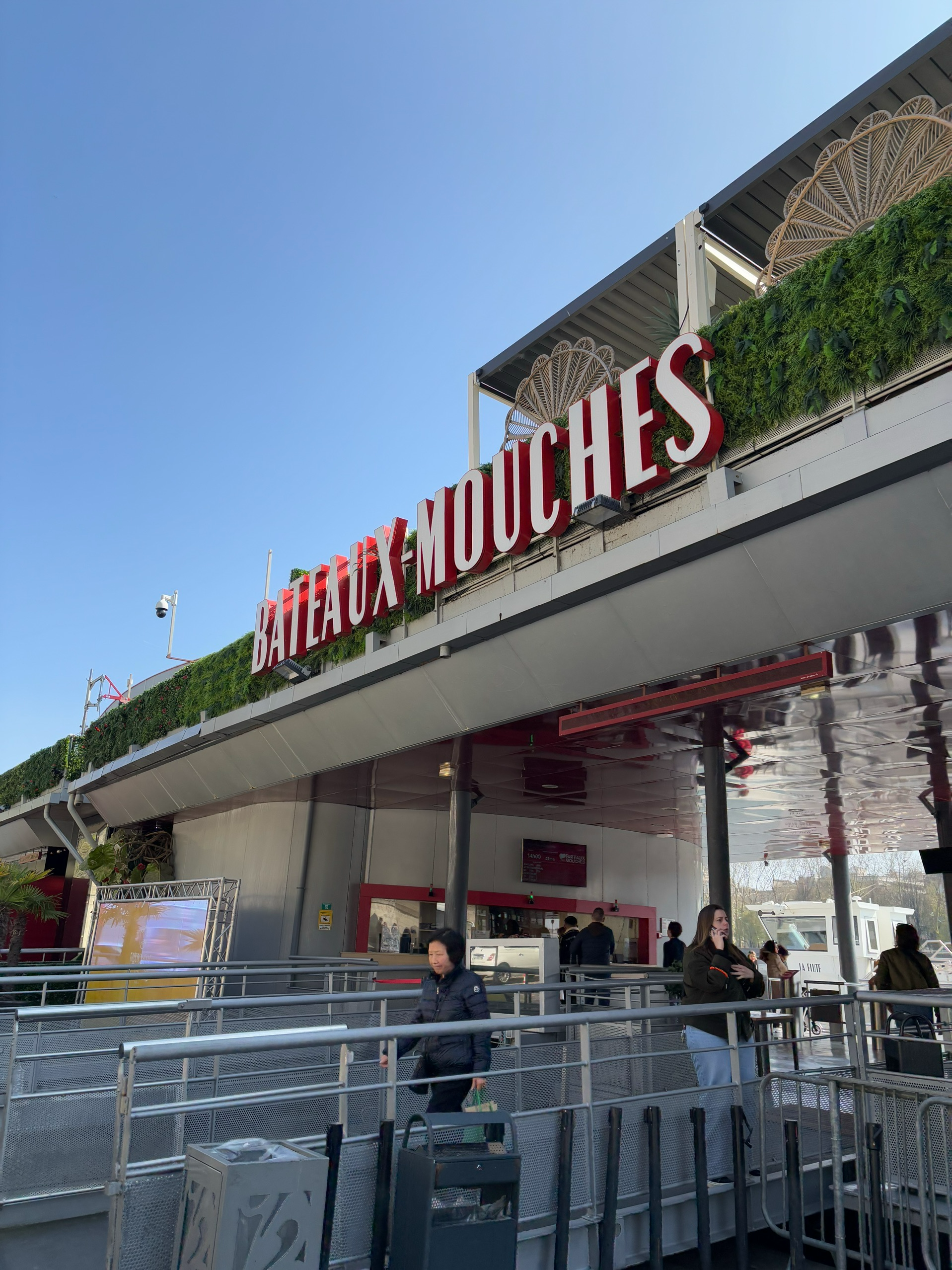 Bateaux‑Mouches FAQ and Insider Tips: Accessibility, Weather, Kids, and Photos